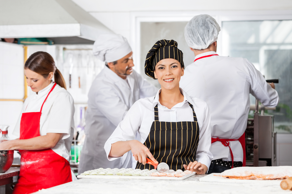 4 Reasons Why Your Employees Should Wear Restaurant Aprons