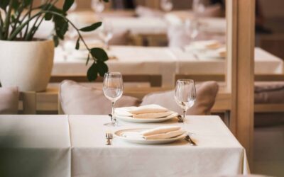 High-End Paper Napkins vs. Classic Cloth Linens: What Do Houston Diners Actually Prefer?